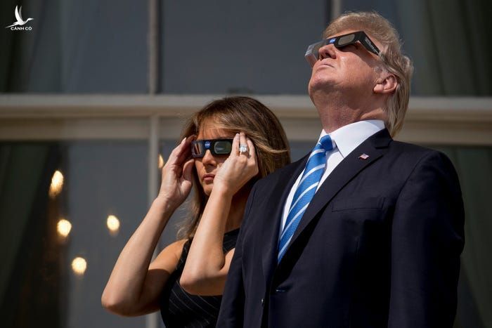Tổng thống Donald Trump và đệ nhất phu nhân Melania Trump đeo kính bảo vệ khi xem nhật thực tại Nhà Trắng ngày 21 tháng 8 năm 2017. 