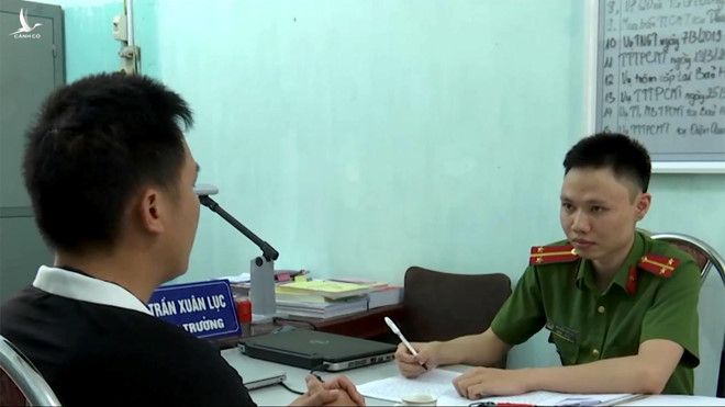 Nguyễn Việt Anh tại cơ quan công an. 