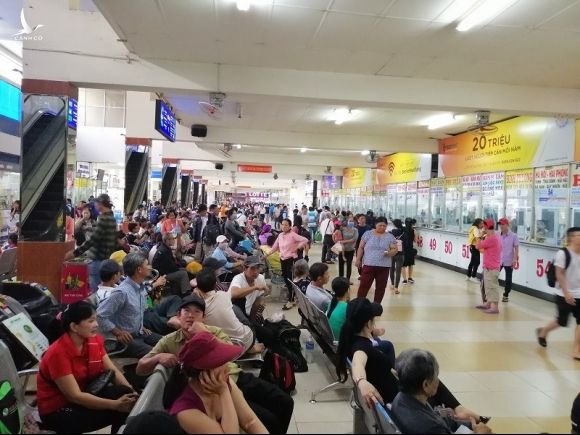 2 bến xe lớn nhất TP.HCM bán vé tết, giá vé tăng 20%-60% - ảnh 1