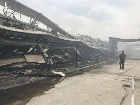 Hai xưởng may khoảng 10.000 m2 Công ty May Nhà Bè - Sóc Trăng bị lửa thiêu rụi - Ảnh 2.