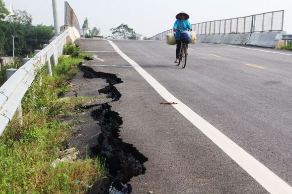 Đường dẫn lên cầu vượt cao tốc Đà Nẵng - Quảng Ngãi nứt toác hàng chục mét - ảnh 11