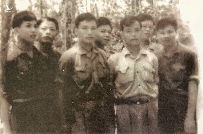 Ông Nguyễn Thế Trị (thứ 3 từ trái sang) trước khi nhận nhiệm vụ giáo viên cải tạo sĩ quan cao cấp QLVNCH, cuối năm 1975 