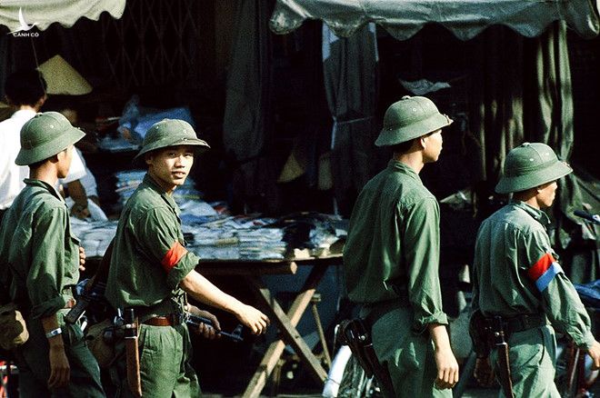 Quân giải phóng làm nhiệm vụ quân quản trên đường phố Sài Gòn, tháng 5.1975 