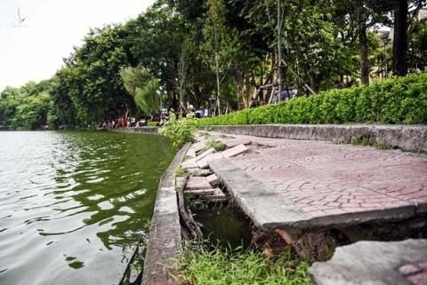 Kè hồ Hoàn Kiếm bằng bê tông tấm lớn: Hơi khó hiểu... Ke ho Hoan Kiem bang be tong tam lon: Hoi kho hieu...