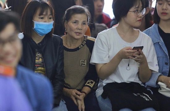 Bà Khánh (giữa) ngồi sau dãy ghế bị cáo để theo dõi phiên tòa.  