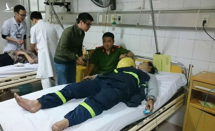 Hình ảnh chiến sỹ Đỗ Hải Nam bị ngạt khí sau khi nhường mặt nạ dưỡng khí cho một trẻ nhỏ trong lần cứu hỏa khu đô thị Xa La (Hà Đông) 