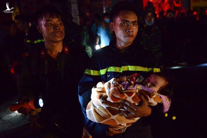 Người chiến sĩ bế trên tay một em nhỏ trong vụ cháy chung cư Xa La (Hà Đông). 