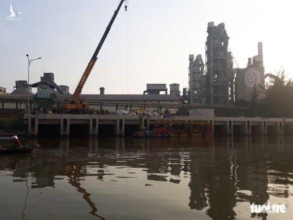 Xử lý sự cố bục ống dẫn dầu FO của Công ty ximăng Chinfon Hải Phòng - Ảnh: NGUYỄN ĐỨC 