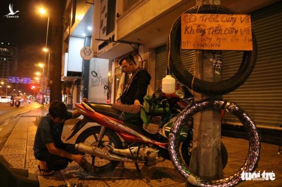Sài Gòn dễ thương: Có tiền cũng vá, không tiền cũng vá xe - Ảnh 2.