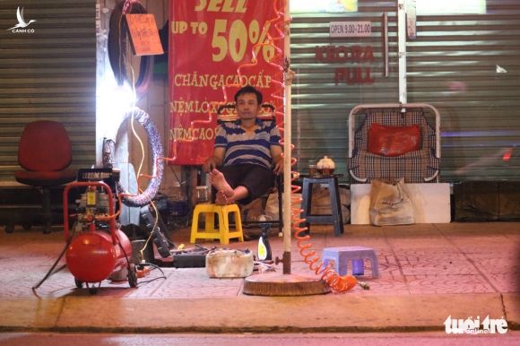 Sài Gòn dễ thương: Có tiền cũng vá, không tiền cũng vá xe - Ảnh 5.