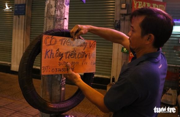 Sài Gòn dễ thương: Có tiền cũng vá, không tiền cũng vá xe - Ảnh 1.