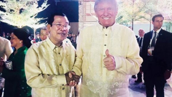 Hai nhà lãnh đạo Campuchia - Mỹ thân thiện với nhau khi tham dự gala của Hội nghị thượng đỉnh ASEAN lần thứ 31 ở Manila, Philippines năm 2017 /// Facebook