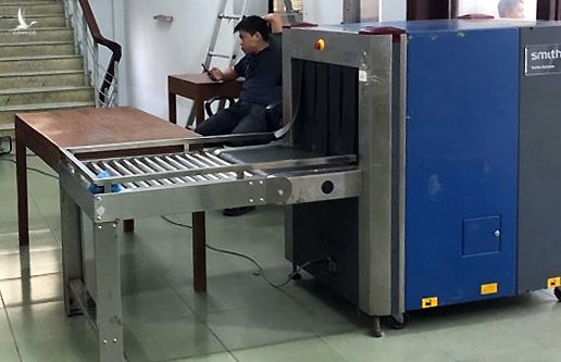 Máy an ninh được đưa đến tòa hôm 12/11. Ảnh: Xuân Ngọc.