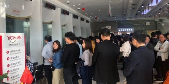 Người dân đổ xô rút tiền vì tin ngân hàng sắp phá sản ở Trung Quốc