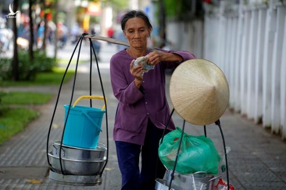 GS Đặng Hùng Võ: Tăng thuế để hạn chế dân di cư vào Hà Nội, TP.HCM - ảnh 1
