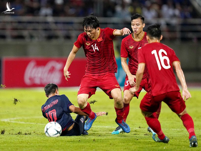 Tuấn Anh (14) sẽ tiếp tục được giao nhiệm vụ bắt chết “Messi Thái” Chanathip trong trận đấu này 