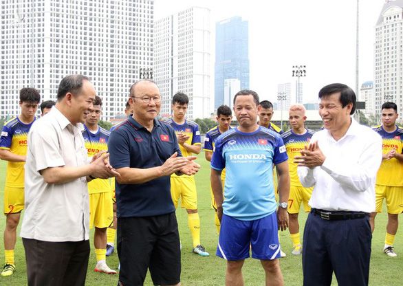 HLV Park Hang Seo nhận được sự quan tâm, yêu mến đặc biệt của Chính phủ, người dân sau hơn 2 năm giúp bóng đá Việt Nam giành được những thành tích vang dội - Ảnh: NAM KHÁNH 