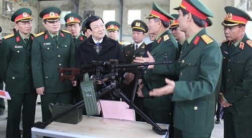Nguyên Chủ tịch nước Trương Tấn Sang nghe giới thiệu súng máy PKMS nhân dịp tới thăm, kiểm tra và động viên cán bộ, nhân viên Nhà máy Z111 - Tổng cục CNQP. Ảnh: Quân đội nhân dân. 