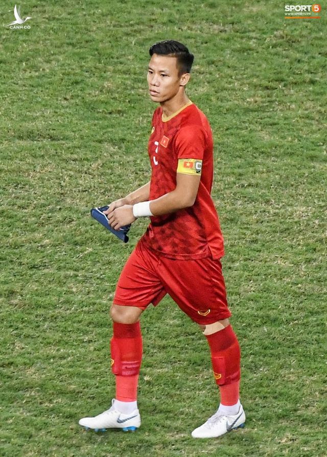 Quế Ngọc Hải đeo băng đội trưởng có in hình cờ Việt Nam trong trận đấu với Thái Lan. Ảnh: Giang Nguyễn - Tiến Tuấn. 