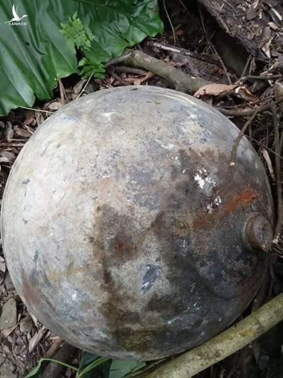 Người dân phát hiện vật thể lạ hình cầu rơi trong rừng phòng hộ ở Tuyên Quang - Ảnh 2.