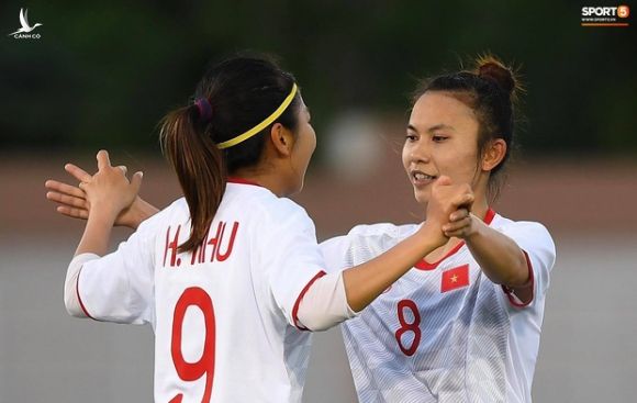 Đội nhà đang thua đậm Việt Nam nhưng cầu thủ nữ Indonesia vẫn dũng cảm dùng mặt cản bóng đến mức bất tỉnh nhân sự - Ảnh 3.