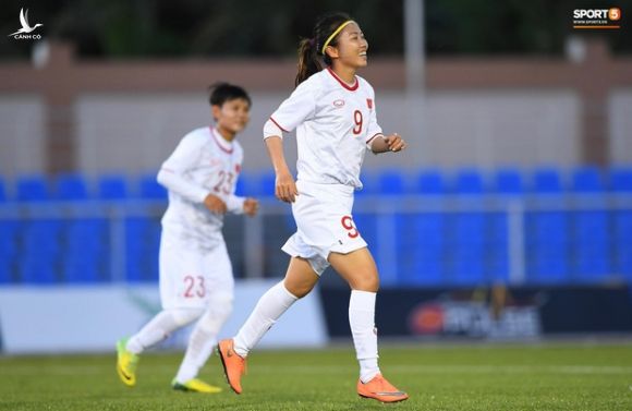 Đội nhà đang thua đậm Việt Nam nhưng cầu thủ nữ Indonesia vẫn dũng cảm dùng mặt cản bóng đến mức bất tỉnh nhân sự - Ảnh 4.