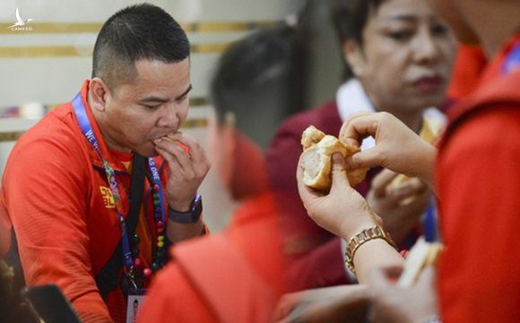 'Vỡ trận' tại sân bay Manila: Đoàn thể thao Việt Nam phải ăn bánh mỳ cầm hơi, chờ đợi hơn 3 tiếng đồng hồ mới có xe đưa về điểm tập kết