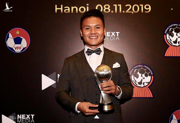 Quang Hải tươi cười khoe danh hiệu giành được ở AFF Awards. Ảnh: Lâm Thoả.