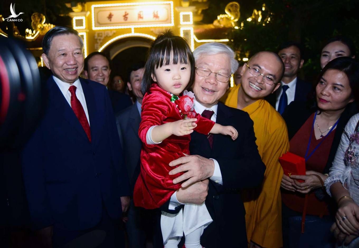 Tổng Bí thư, Chủ tịch nước Nguyễn Phú Trọng dù bận trăm công nghìn việc vẫn dành thời gian xuống đường chúc tết bà con nhân dân (tết Nguyên đán 2019).