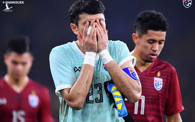Hàng thủ lỏng lẽo đã khiến Thái Lan nhận 2 bàn thua trong trận gặp Malaysia 
