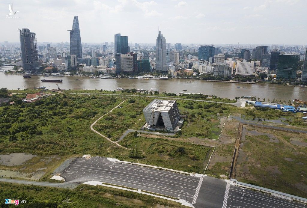 Trung tâm Triển lãm quy hoạch TP Hồ Chí Minh trị giá 800 tỷ đồng bỏ hoang để lại bức xúc trong dư luận. 
