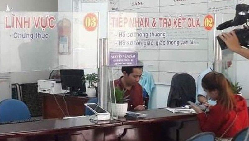 Lãnh đạo UBND phường Tân Chính (quận Thanh Khê, Đà Nẵng) cho biết, vừa xử lý một cán bộ hộ tịch vì có thái độ không chuẩn mực khi tiếp công dân. 