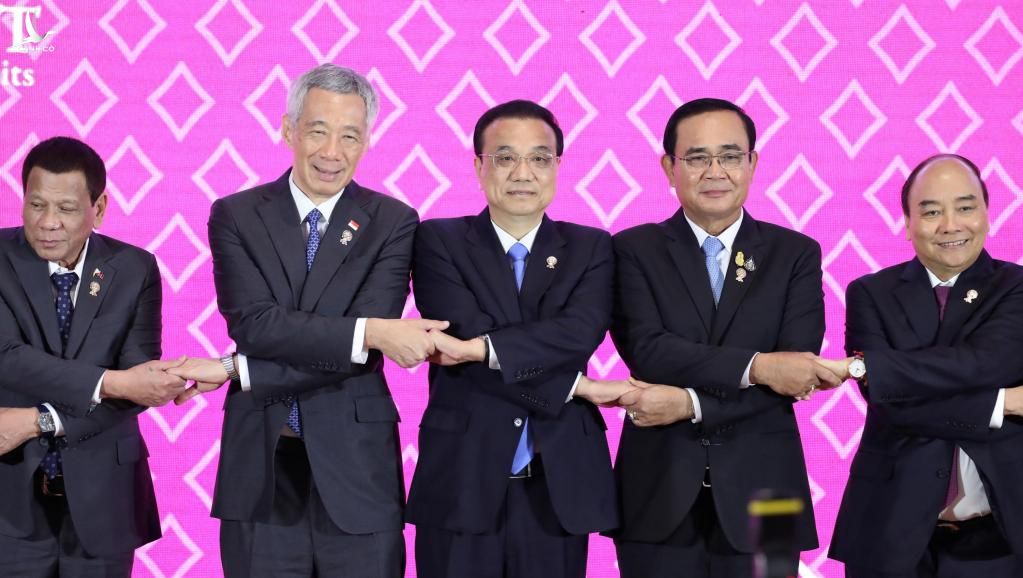 Từ phải sang: Thủ tướng Việt Nam Nguyễn Xuân Phúc và các nhà lãnh đạo Thái Lan, Trung Quốc, Singapore, Philippines tại hội nghị thượng đỉnh ASEAN ngày 03/11/2019. REUTERS/Soe Zeya