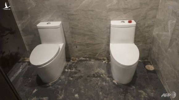 2 toilet không có vách ngăn trong phòng vệ sinh nữ (ảnh AFP)