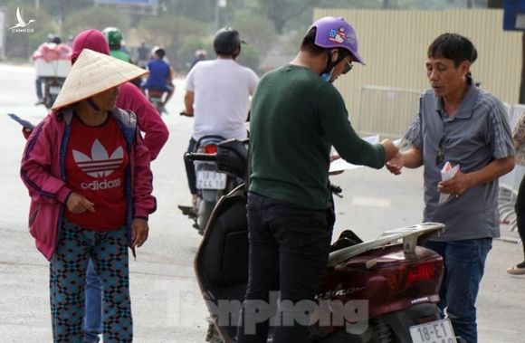 Dân phe 'hét vé' trận Việt Nam - Thái Lan gấp 10 lần giá gốc - ảnh 4