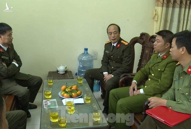 Thiếu tá Đỗ Đặng Trung (áo vàng, ngồi giữa bên phải) đang điều trị phơi nhiễm HIV - Ảnh: Hoàng Long 