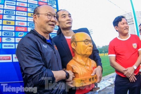 HLV Park Hang Seo nhận món quà bất ngờ trước trận Thái Lan - ảnh 1
