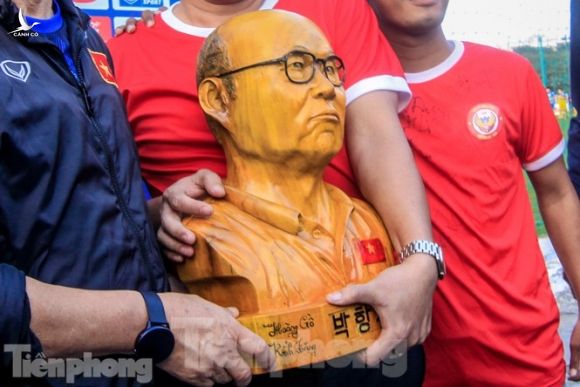 HLV Park Hang Seo nhận món quà bất ngờ trước trận Thái Lan - ảnh 2