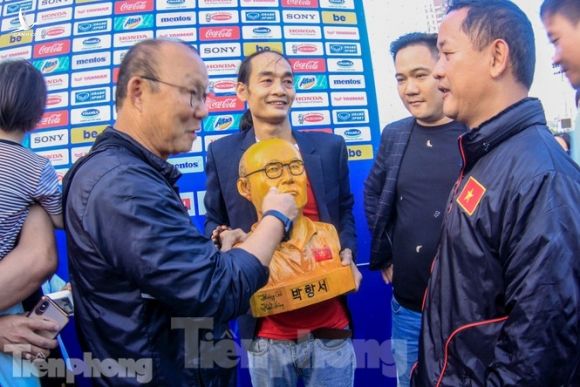 HLV Park Hang Seo nhận món quà bất ngờ trước trận Thái Lan - ảnh 3