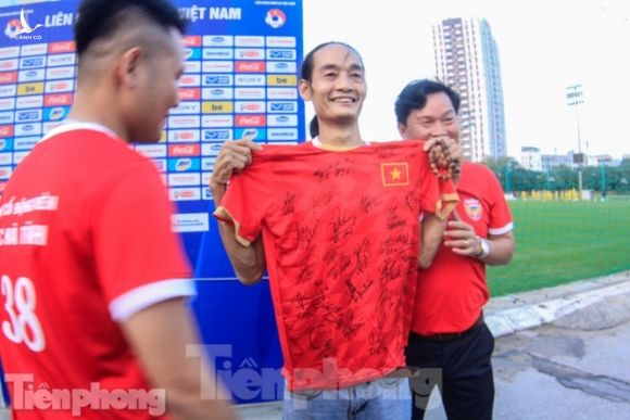 HLV Park Hang Seo nhận món quà bất ngờ trước trận Thái Lan - ảnh 7