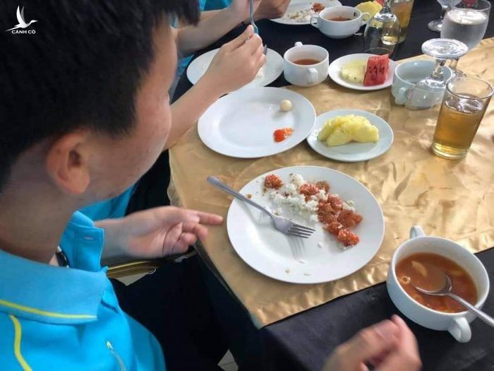 Bữa ăn thiếu lương thực của các cầu thủ nữ Việt Nam tại Philippines 