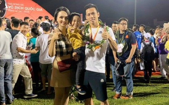 Văn Quyết cùng vợ và con trai trong buổi lễ nhận cúp vô địch V-League 2019  