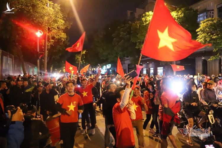 Người hâm mộ đổ ra đường mừng tuyển Việt Nam đánh bại UAE