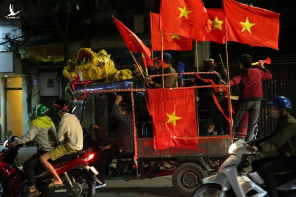 Nguoi ham mo do ra duong mung tuyen Viet Nam danh bai UAE hinh anh 2