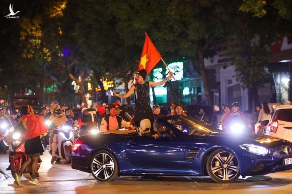 Nguoi ham mo do ra duong mung tuyen Viet Nam danh bai UAE hinh anh 1