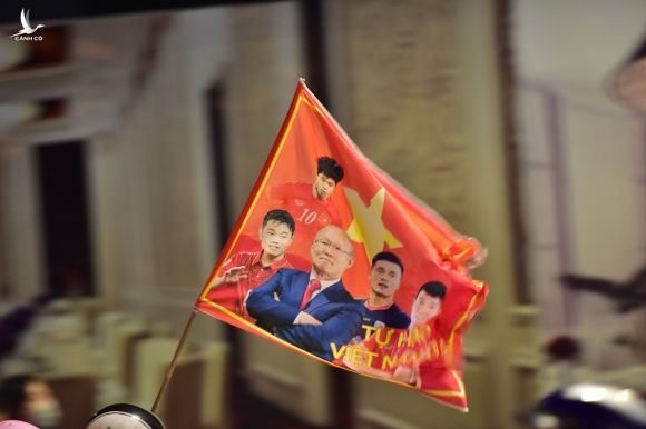 Nguoi ham mo do ra duong mung tuyen Viet Nam danh bai UAE hinh anh 26