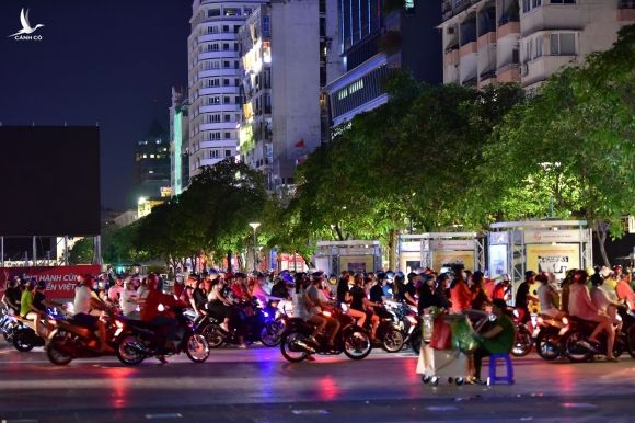 Nguoi ham mo do ra duong mung tuyen Viet Nam danh bai UAE hinh anh 27