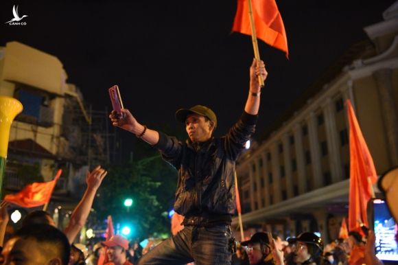 Nguoi ham mo do ra duong mung tuyen Viet Nam danh bai UAE hinh anh 22