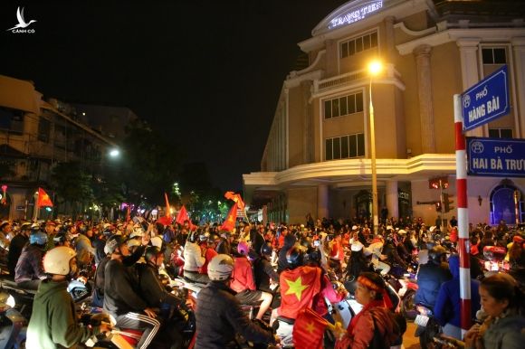 Nguoi ham mo do ra duong mung tuyen Viet Nam danh bai UAE hinh anh 21