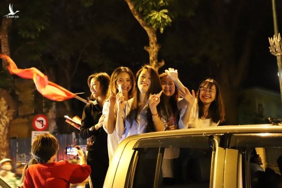 Nguoi ham mo do ra duong mung tuyen Viet Nam danh bai UAE hinh anh 17